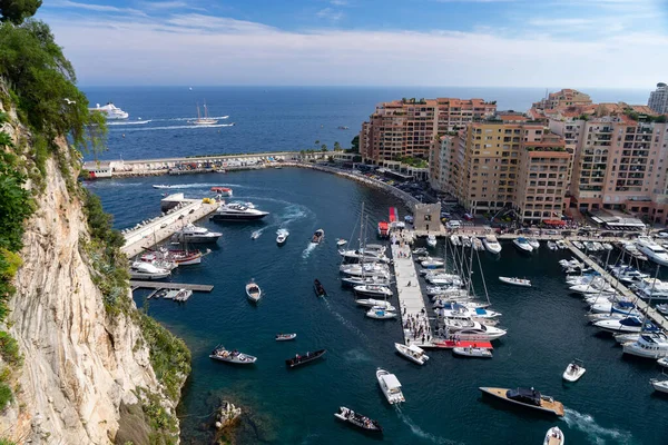 Precious apartments and harbor with luxury yachts in the bay, Monte Carlo, Monaco, Europe — стоковое фото