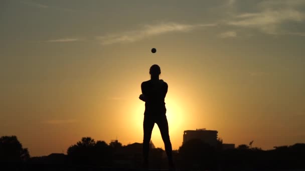 Zirkusartistin jongliert mit Bällen bei buntem Sonnenuntergang — Stockvideo