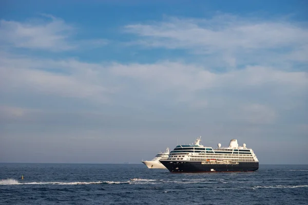 Twee cruiseschepen op zee tijdens zonnige dag omringd door veel motorboten. Monte Carlo, Monaco. — Stockfoto