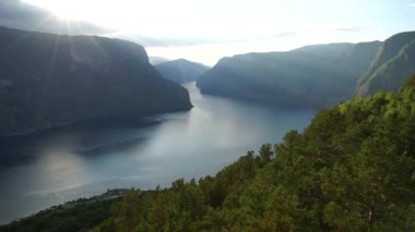 Norveç'te güzel fiyort. En baştan görüntülemek