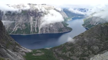 Norveç'te güzel fiyort. En baştan görüntülemek