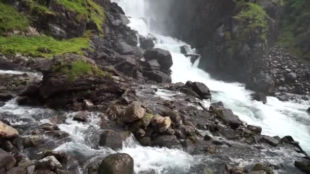 Vackert slät vattenfall i Norge omgiven greener gräs fjordar — Stockvideo