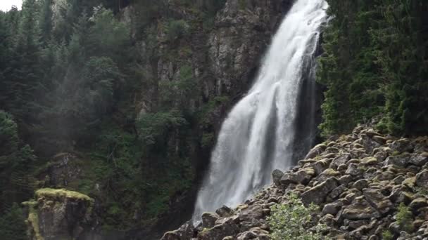 Krásný hladký vodopád v Norsku obklopen fjordy zelené trávy — Stock video