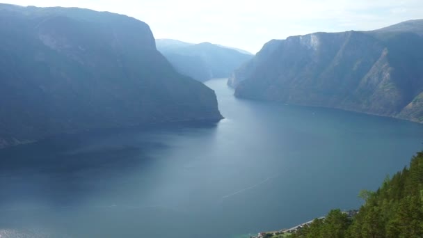 Schöner Fjord in Norwegen. Blick von oben — Stockvideo
