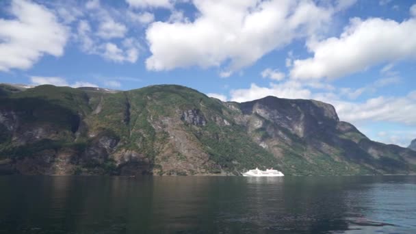 Pemandangan indah dari Sunnylvsfjorden fjord dan kapal pesiar. Norwegia barat — Stok Video