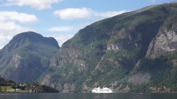 Adembenemend uitzicht over de Sunnylvsfjorden fjord en cruise schip. West-Noorwegen — Stockvideo