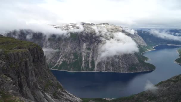 Mooie fjord in Noorwegen. Uitzicht vanaf de top — Stockvideo