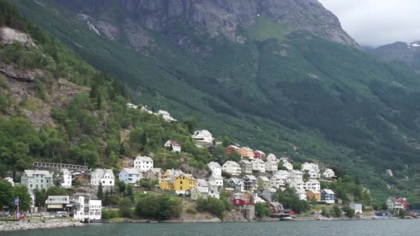 Prachtig Noors landschap met fjord in Odda stad — Stockvideo