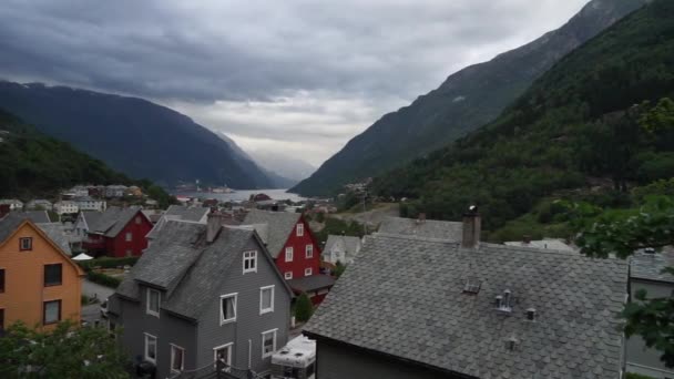 Vackert norskt landskap med fjord i Odda stad — Stockvideo