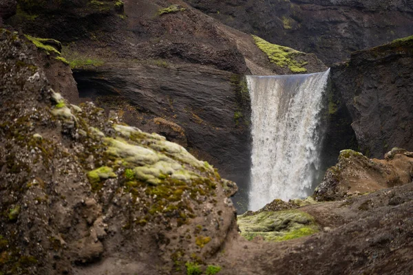 Bella cascata liscia in Islanda durante la giornata di sole — Foto Stock