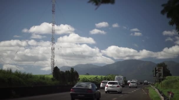 PUNTO A PITRE, GUADELOUPE - 19 DE SEPTIEMBRE DE 2018: Automóviles que pasan por la autopista N1 con montañas de fondo — Vídeo de stock