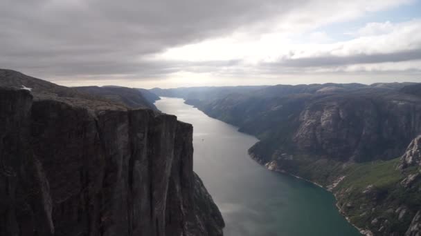 Bellissimo fiordo in Norvegia. Vista dall'alto — Video Stock
