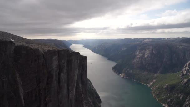 Bonito fiordo en Noruega. Vista desde arriba — Vídeo de stock