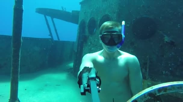 Freediver in de diepte nabij scheepswrak — Stockvideo