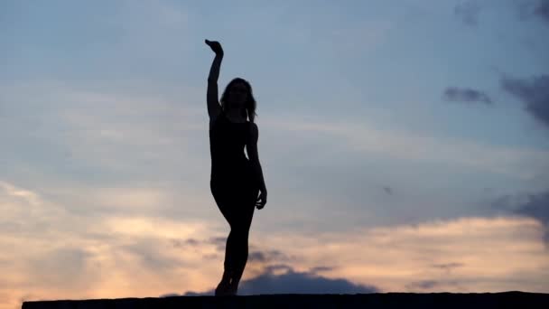 Νεαρή χορεύτρια σε υπαίθριο φόντο ανατολής. Έννοια της ελευθερίας και του ευτυχισμένου τρόπου ζωής — Αρχείο Βίντεο