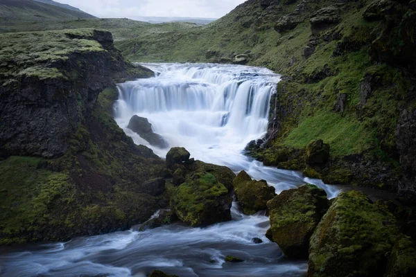 Gyönyörű sima vízesés Izlandon az esti alkonyat — Stock Fotó