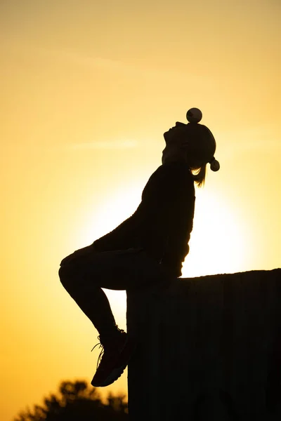 Sziluett zsonglőr golyókkal színes naplementében — Stock Fotó