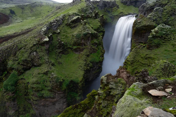 Hermosa cascada suave en Islandia durante el atardecer — Foto de Stock