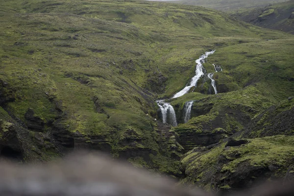 Schöner Fluss mit winzigem Wasserfall in Island, umgeben von grünen Hügeln — Stockfoto