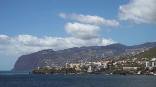 Blick vom Meer auf die Funchal-Stadt Madeira, Portugal — Stockvideo