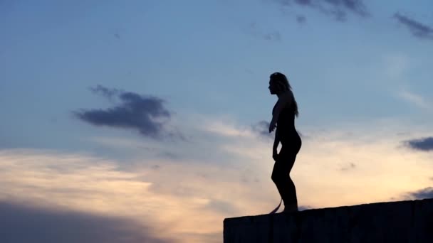 Bailarina profesional de gimnasta con cinta en el fondo del cielo — Vídeos de Stock