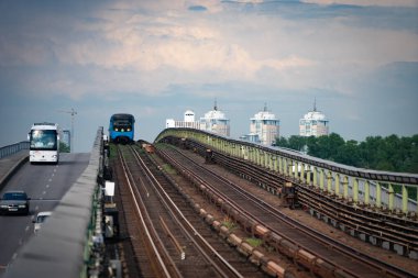 Kiev, Ukrayna. 31 Ekim 2019. Tren ve arabalarla Dinyeper Nehri 'nin karşısındaki metro köprüsü.