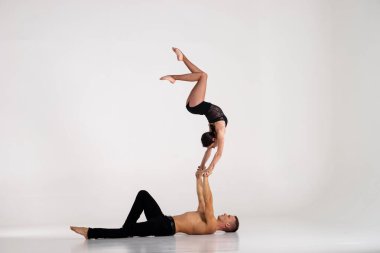 Akrobatlar İkili göğüs göğüse Trick 'i gösteriyor.