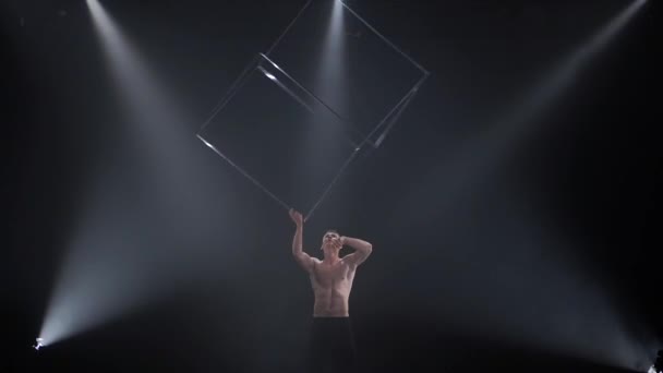 Cirque homme musclé performer faire des tours avec jonglerie cube accessoires à fond noir. Concept de concentration, de contrôle, de force et de puissance — Video