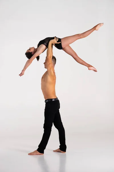 Duo van acrobaten Toont hand in hand Trick, geïsoleerd op wit — Stockfoto