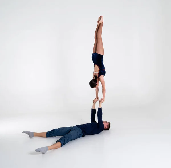 Duo of Acrobats Visar hand till hand Trick, isolerad på vit — Stockfoto