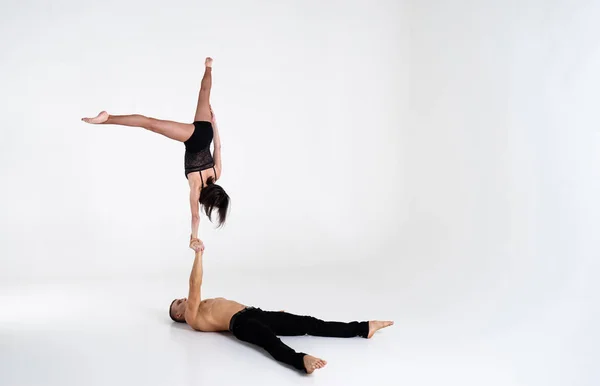 Duo akrobatů ukazuje ruku v ruce trik, izolovaný na bílém — Stock fotografie