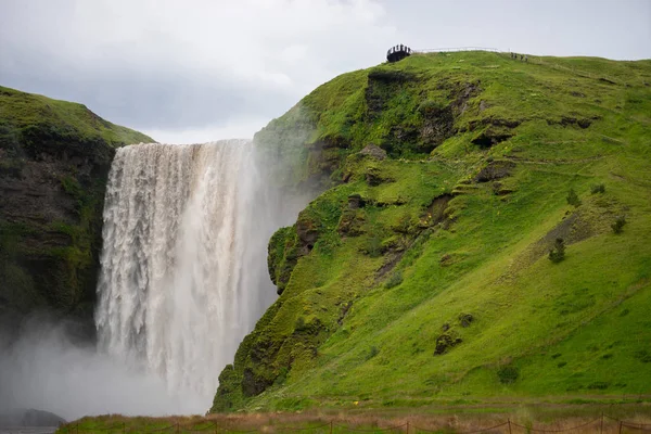 Cachoeira Skogafoss, a maior cachoeira de Skogar. Islândia — Fotografia de Stock