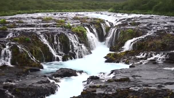 Bruarfoss vízesés, Izland. Gyönyörű és színes vízesés az arany kör Dél-Izlandon — Stock videók