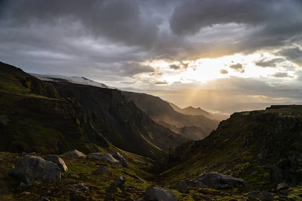 Cañón verde y montaña durante el dramático y colorido atardecer en el sendero Fimmvorduhals Hiking cerca de Thorsmork — Foto de Stock