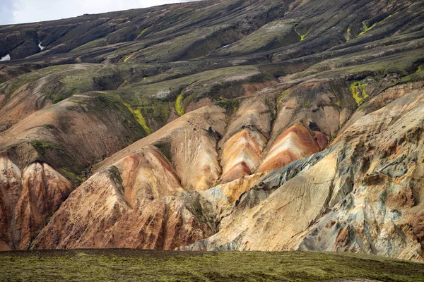 Landmannalaugar Kolorowe góry na szlaku turystycznym Laugavegur. Islandia. Połączenie warstw wielobarwnych skał, minerałów, trawy i mchu — Zdjęcie stockowe