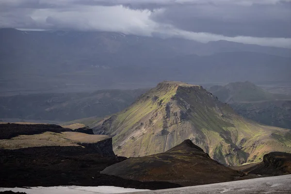 Горная вершина с облаками и на тропе смегавегура рядом с Торсморком — стоковое фото