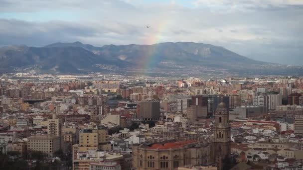 Paisaje urbano de Málaga con arco iris. Vista del paisaje urbano de Málaga. España — Vídeo de stock