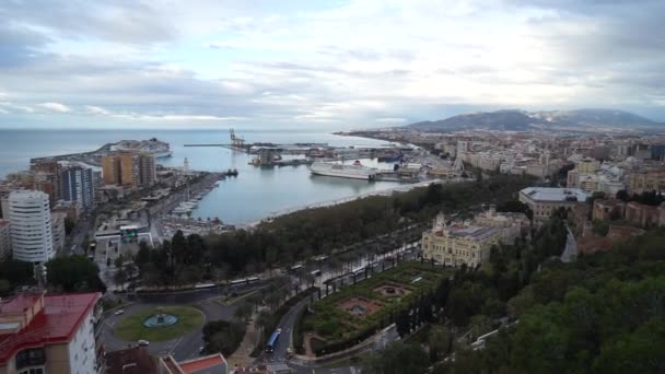 Vista panorâmica da paisagem urbana de Málaga e do porto a partir do topo — Vídeo de Stock