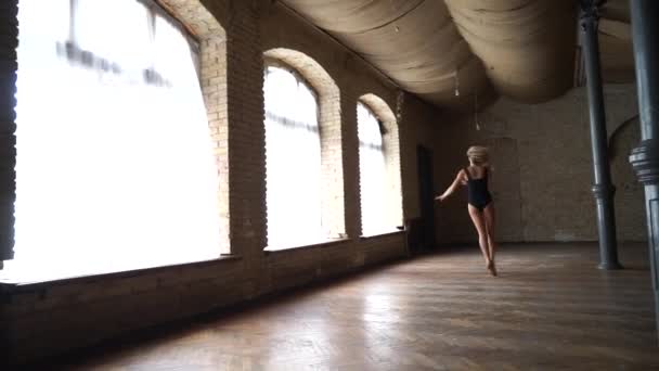 Jovem, bailarina bem moldada flexível dançando com enormes janelas no fundo. Conceito de saudável e beleza — Vídeo de Stock