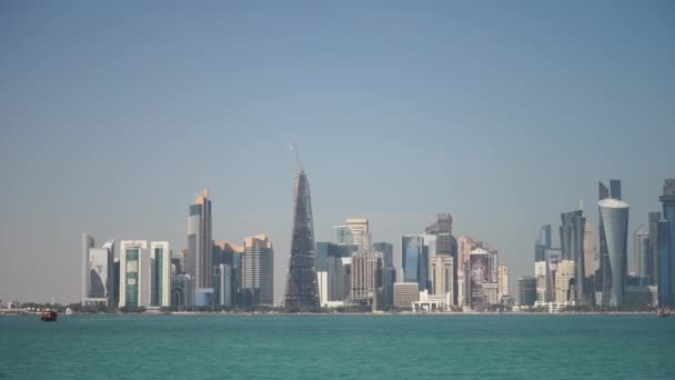 Panoramatický pohled na moderní panorama Dauhá. Katar za slunečného dne — Stock video