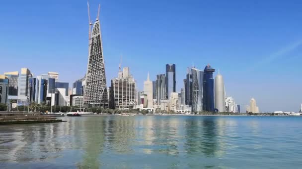 Panoramablick auf die moderne Skyline von Doha. Katar an sonnigem Tag — Stockvideo