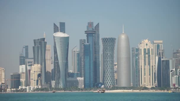 Panoramablick auf die moderne Skyline von Doha. Katar an sonnigem Tag — Stockvideo