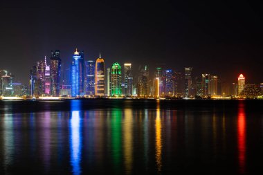 Gece Doha 'nın canlı Skyline' ı Başkent körfezinin karşı tarafından gece görüldüğü gibi