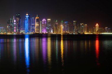 Gece Doha 'nın canlı Skyline' ı Başkent körfezinin karşı tarafından gece görüldüğü gibi