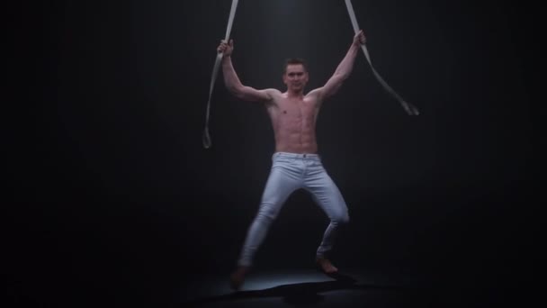 Muscular circus artist on the aerial straps. Concept of power, health and wellness — ストック動画