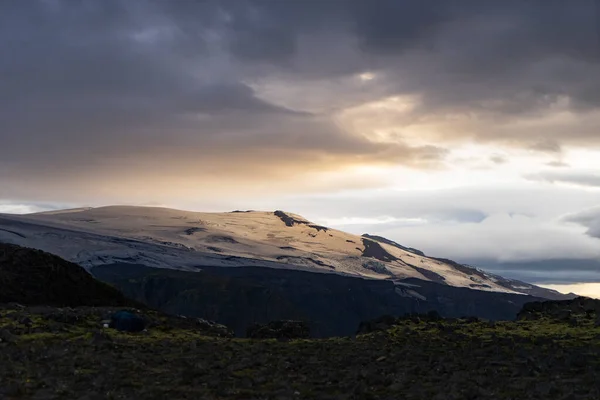 Gün batımında, İzlanda 'da, Fimmvorduhals yolunda buzul manzarası — Stok fotoğraf
