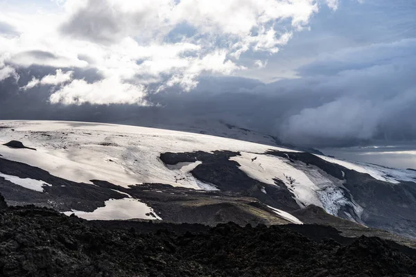 Hermoso paisaje con glaciar en el sendero de Fimmvorduhals del día soleado de verano, Islandia —  Fotos de Stock