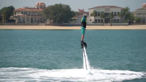 El principiante está aprendiendo a manejar en el flyboard acuático. Descanso extremo en el mar — Vídeo de stock