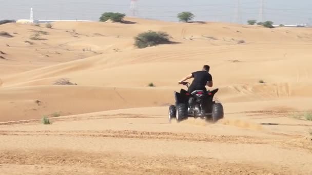 Homme Musclé Riding Atv Dans le désert au ralenti — Video