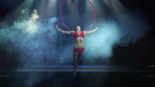 Slim e sexy feminino acrobata aéreo no palco com aro aéreo com luzes de ponto no fundo — Vídeo de Stock